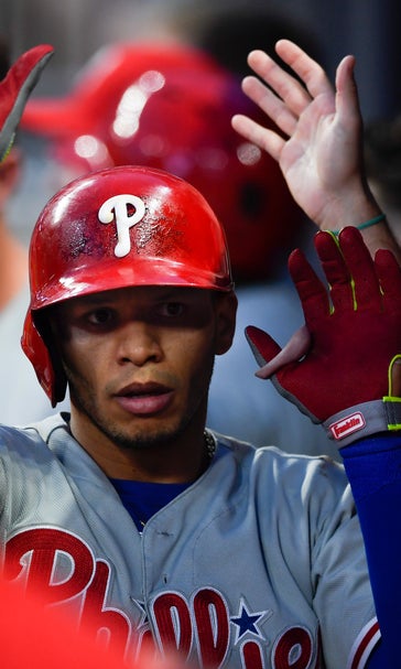 Hernández delivers 2-run single, Phillies rally in 9th